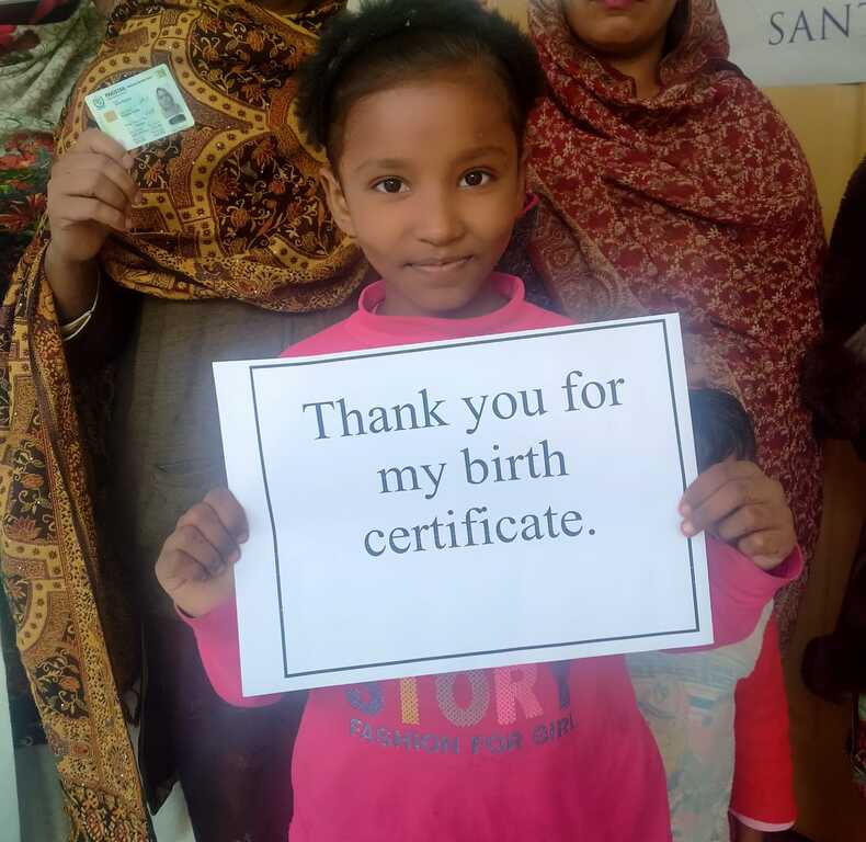 Il diritto di esistere: a Lahore, madri e bambini della Scuola della Pace ricevono l'iscrizione anagrafica e il documento di identità